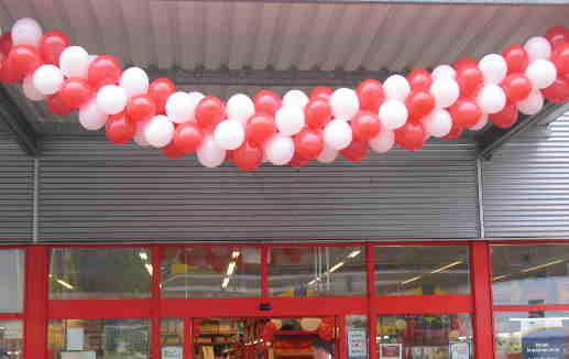 Staples Ballondekorationen Werbeaktion, Ballongirlande