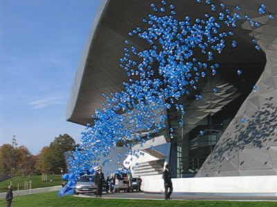 Ballonflugwettbewerb mit Helium steigende Luftballons Ballonflugwettbewerb-mit-Helium-steigende-Luftballons