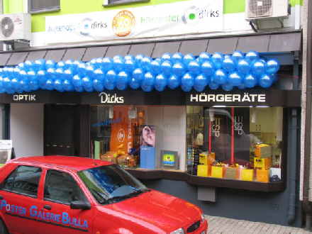 Werbeservice-Dekoration-von-Ballons-zum-Jubiläum-eines-Geschäftes