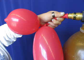 Figurenballons Aufblasen des zweiten Körpers Figurenballons Aufblasen des zweiten Körpers