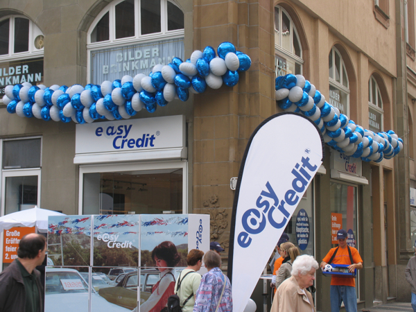 Ballondekoration aus Folienballons an Fassaden einer Bank