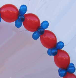 Ballondekoration-Girlande-aus-Girlandenballons-Kettenballons