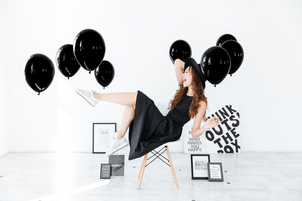 Heliumballons, schwarze Luftballons mit Helium