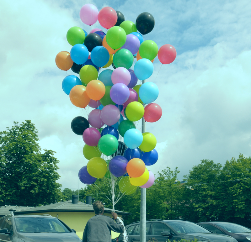 So viele Luftballons müssen sie ja nicht gleich bei uns kaufen