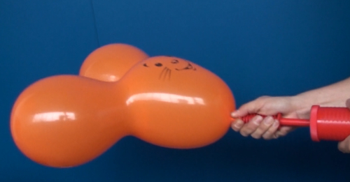 Figurenballon aufblasen mit einer Ballonpumpe 3