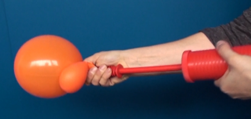 Figurenballon aufblasen mit einer Ballonpumpe