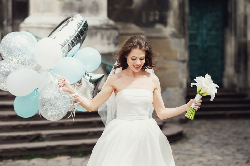 hochzeit-braut-mit-luftballons